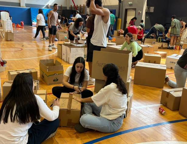 אורזים משלוחים לחיילים