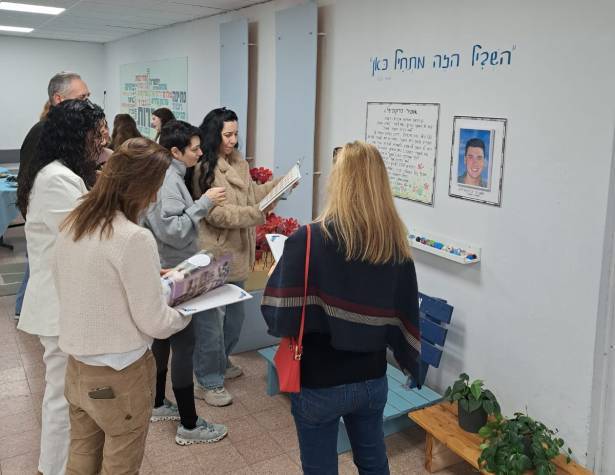 פינת זיכרון לאופיר ברקוביץ בביה"ס עמית פינת זיכרון לאופיר ברקוביץ בביה"ס עמית