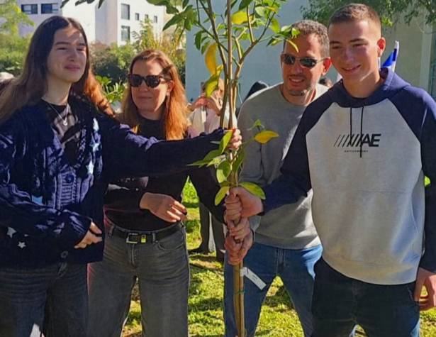 משפחתו של עמית רגב ז''ל, בוגר תיכון מור, נוטעת עץ לזכרו