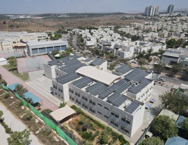 פאנלים סולארים על מבני ציבור