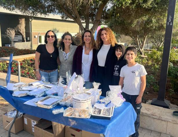 תלמידי בית הספר היובל וצוות הנהלת בית הספר