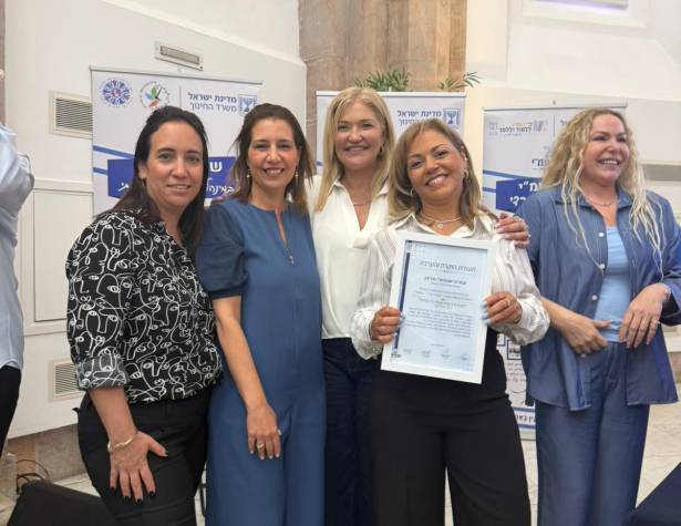 צוות בית הספר השיבולים מקבל את תעודת ההערכה