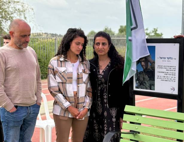 ספסל הנצחה לזכר סמ"ר גלעד הראל: משפחתו של גלעד: קרן, עדי ואיתן