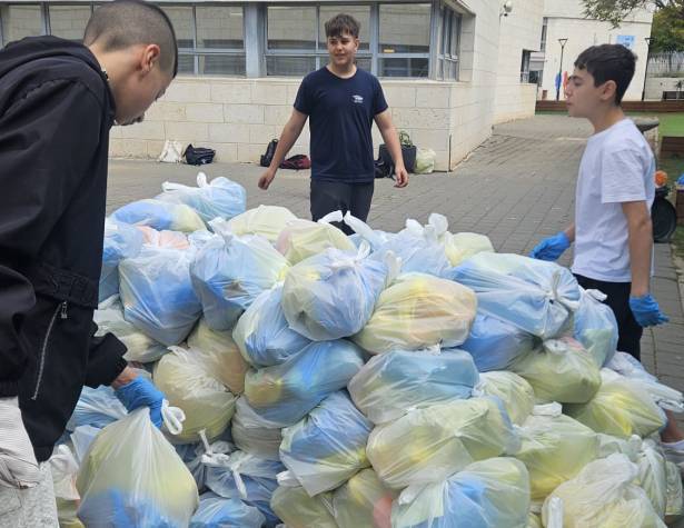 תלמידי אורט מודיעין במיזם להצלת מזון תלמידי אורט מודיעין במיזם להצלת מזון
