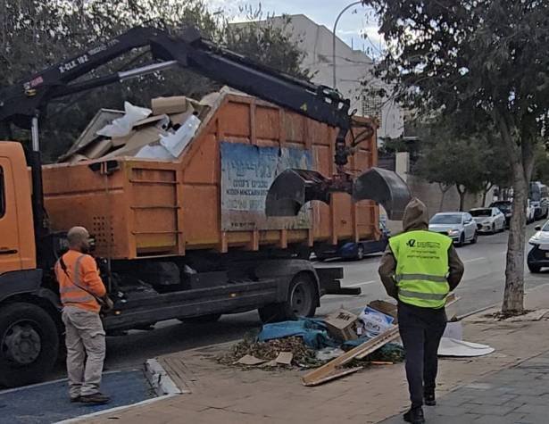 משאית פינוי גזם משאית פינוי גזם