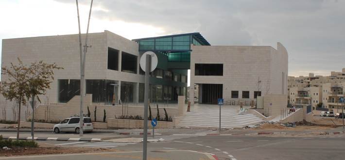 עבודות פיתוח סביב המרכז המסחרי החדש במנחם בגין