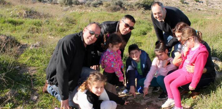 חבר המועצה שמעון גואטה עם המשפחות שמצאו את הפסיפס