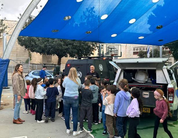 תלמידי היובל מתרגלים מוכנות לאירוע של רעידת אדמה תלמידי היובל מתרגלים מוכנות לאירוע של רעידת אדמה